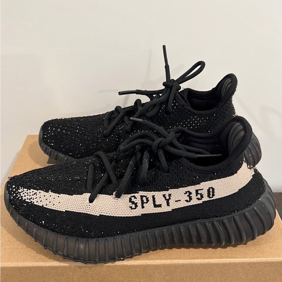 Yeezy Boost 350 V2 Oreo Men’s 5/ Women’s 7 - Picture 4 of 4